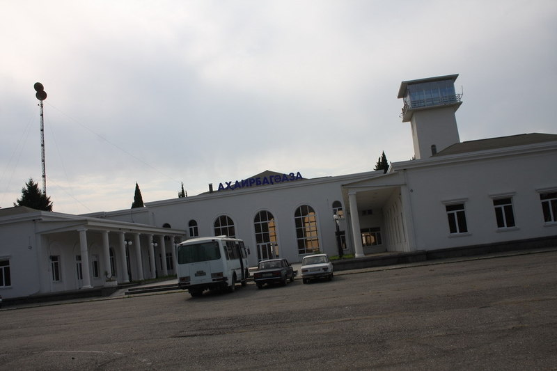Сухумский аэропорт. Аэропорт Бабушара Абхазия. Аэропорт Сухум Абхазия. Сухумский аэропорт заброшенный. Аэропорт Сухуми СССР.