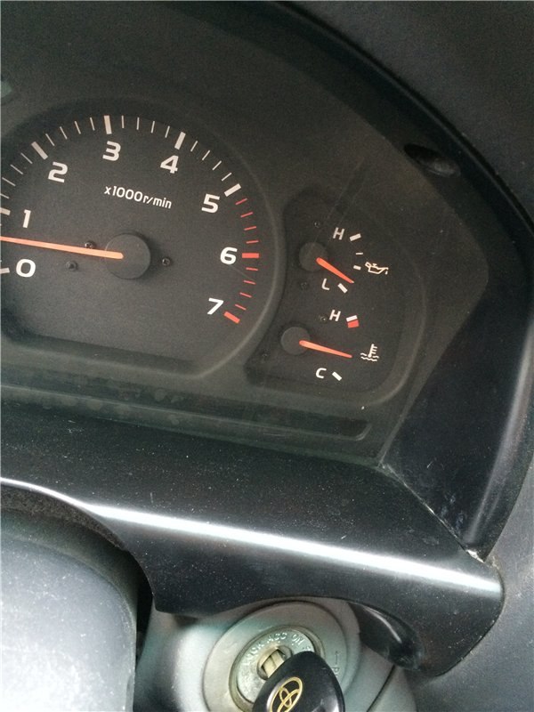 Рабочее положение стрелки температуры охлаждающей жидкости. Стрелка на датчиках бензина. Стрелка датчика. Индикатор уровня топлива на приборной панели. Указатель уровня топлива альмера классик.