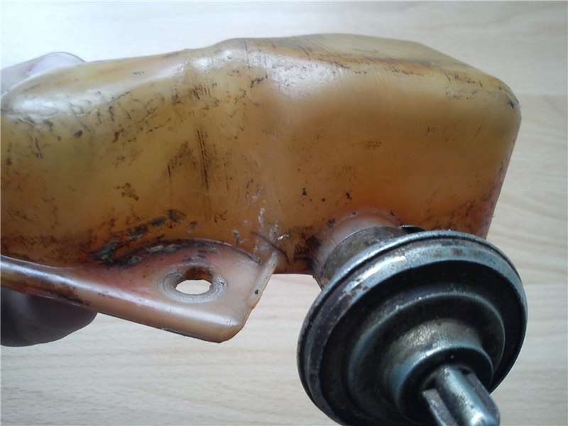 Чем заклеить пластиковый бачок для бензина - Курилка - Форумы Land ...