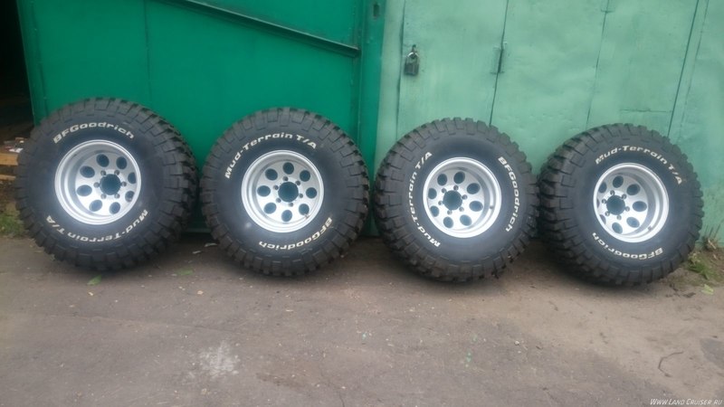 резина lt 315 70 17. зимняя резина на черном фоне. 35 колеса зимние.