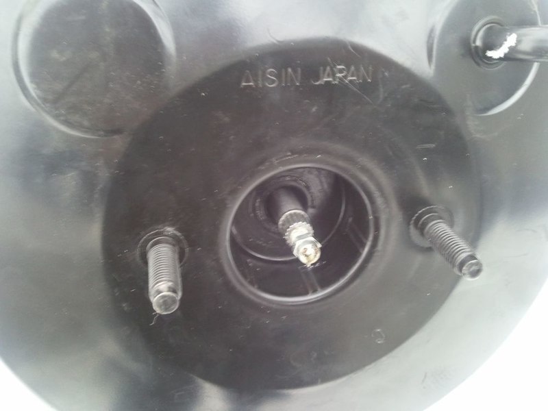 при нажатии тормоза слышно шипение воздуха