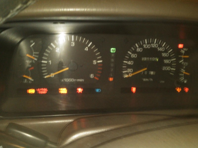 Лампа давления масла ваз 2110. Где должна гореть индикация в гетце. Что означает на спидометре в мазде 3. Датчик давления масла гранта. При включении зажигания горит лампа масла.