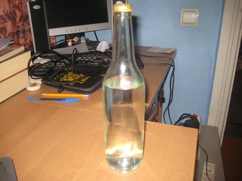 бутылка на столе. на столе стоит бутылка. в бутылке зеленый. на столе стоит бутылка. алкогольный напиток из бузины.