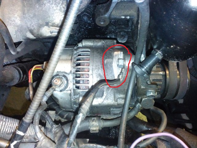 Снять генератор двигатель 2 с. Болт генератора toyota hilux. Генератор тойота королла е150 крепление. Снятие генератора форд фокус 2 1. Снять генератор двигатель 2 с.