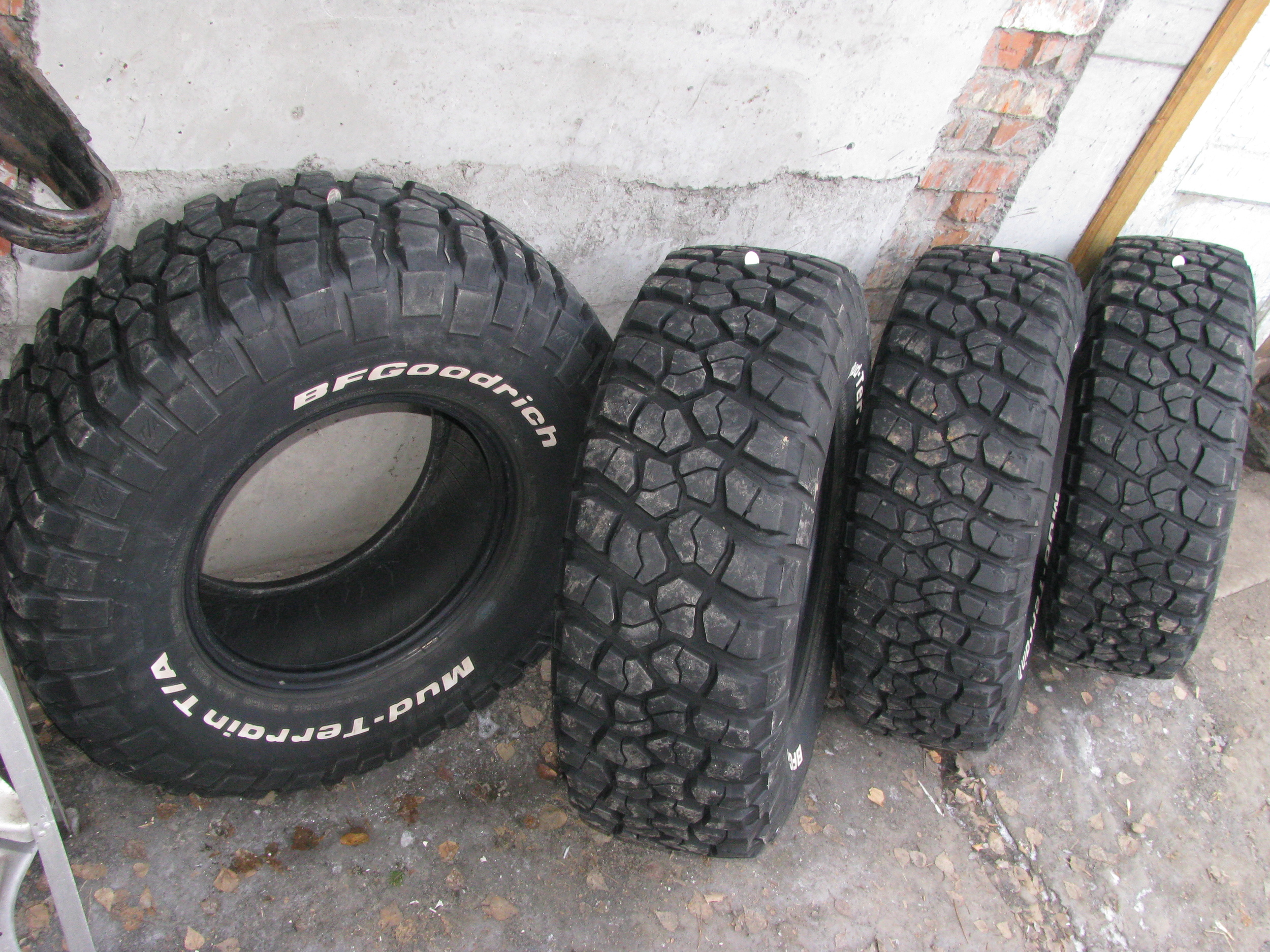 Bfgoodrich r16. БФ гудрич 305/70/16. Гудрич km2. 305 70 R16. BFGOODRICH km2.