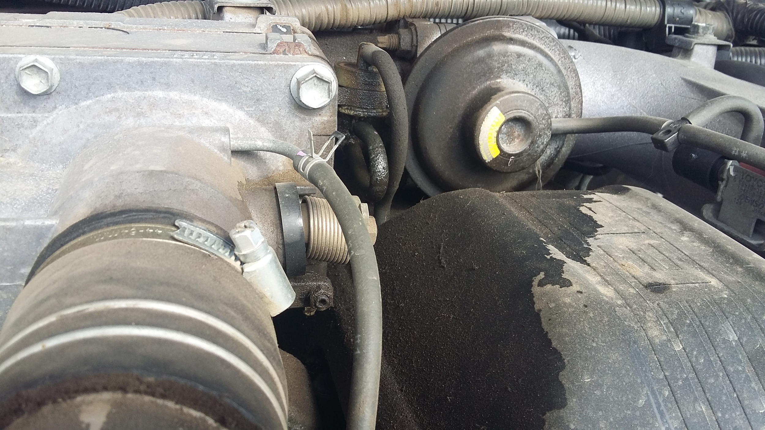 Масло в корпусе воздушного фильтра причины. Приора масло фильтре 16. Масло сапуне приора 16 клапанов. Масло в воздушном фильтре причины. Масло в гофре воздушного фильтра приора 16.