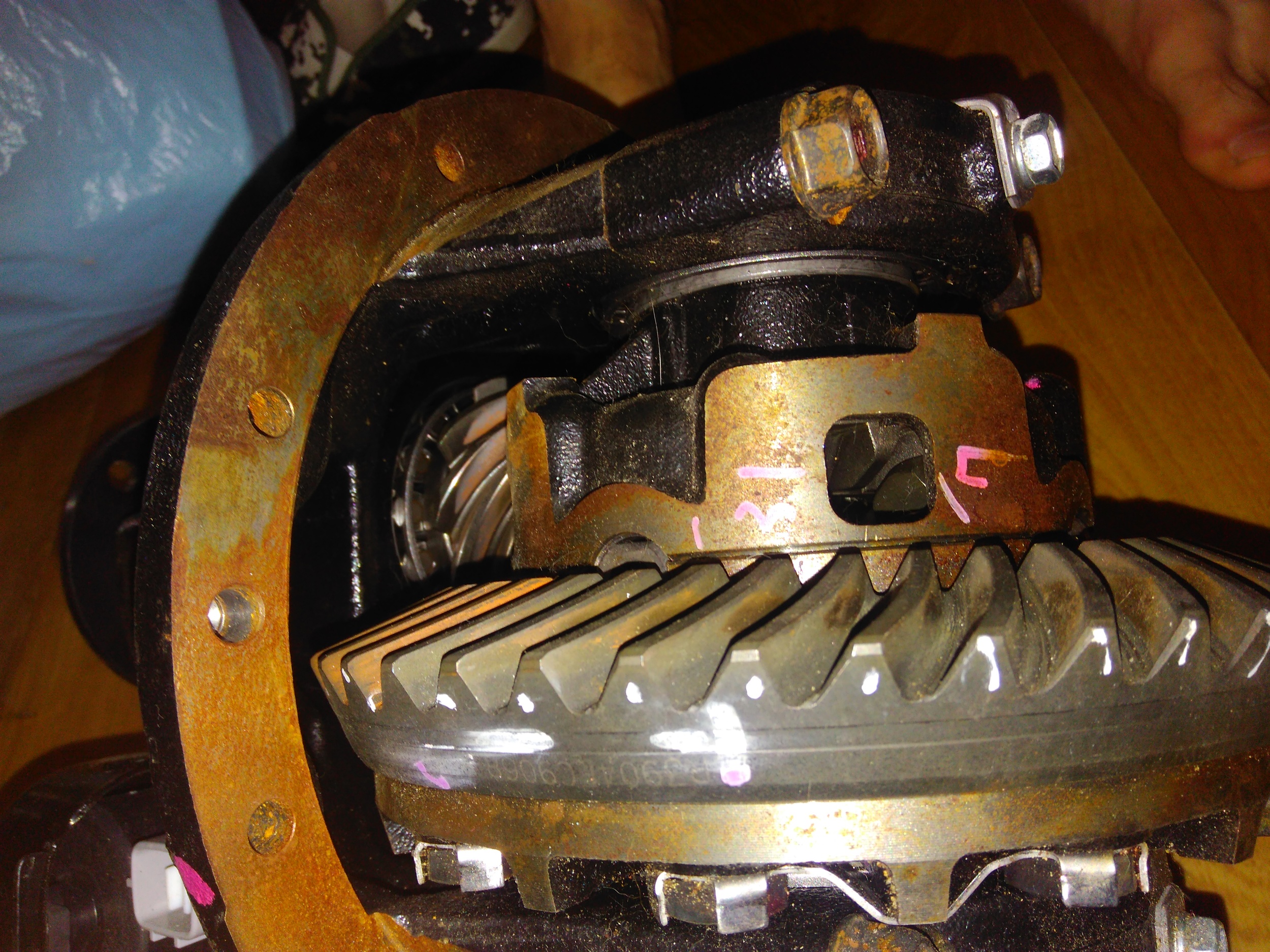 Дифференциал кпп приора. Дифференциал заднего моста газ 3110. 8 мотором. Заклинил дифференциал. Хвостовик моста 3110.