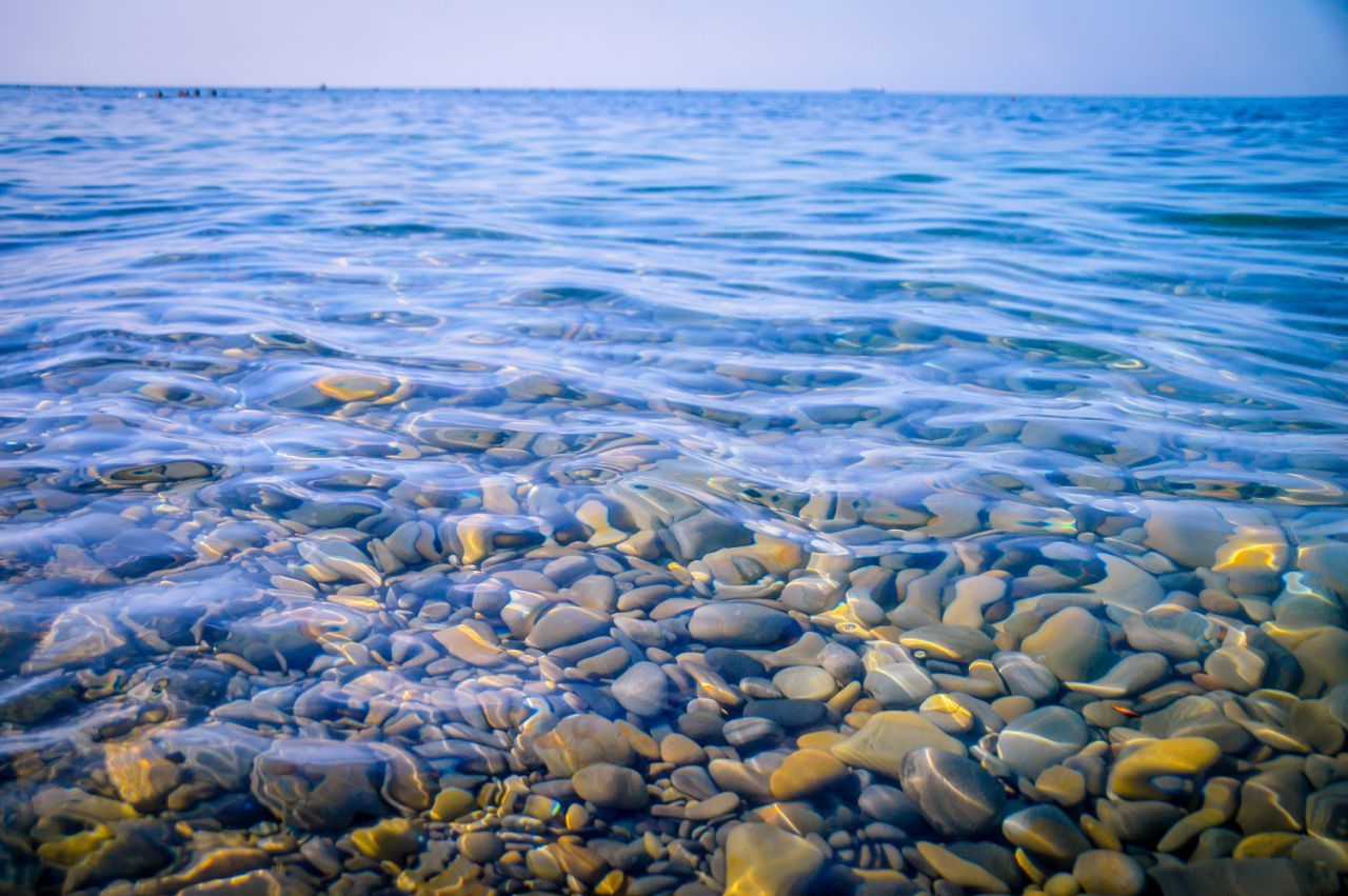 Черное море вода в мае. Галечный берег Азовского моря. Азовское море вода. Вода в черном море Сочи. Чистое море.