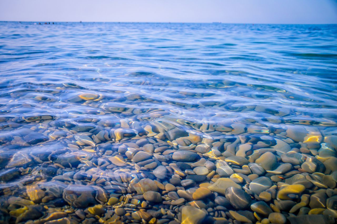 Бережное море. Галечный берег Азовского моря. Азовское море вода. Вода в черном море Сочи. Чистое море.