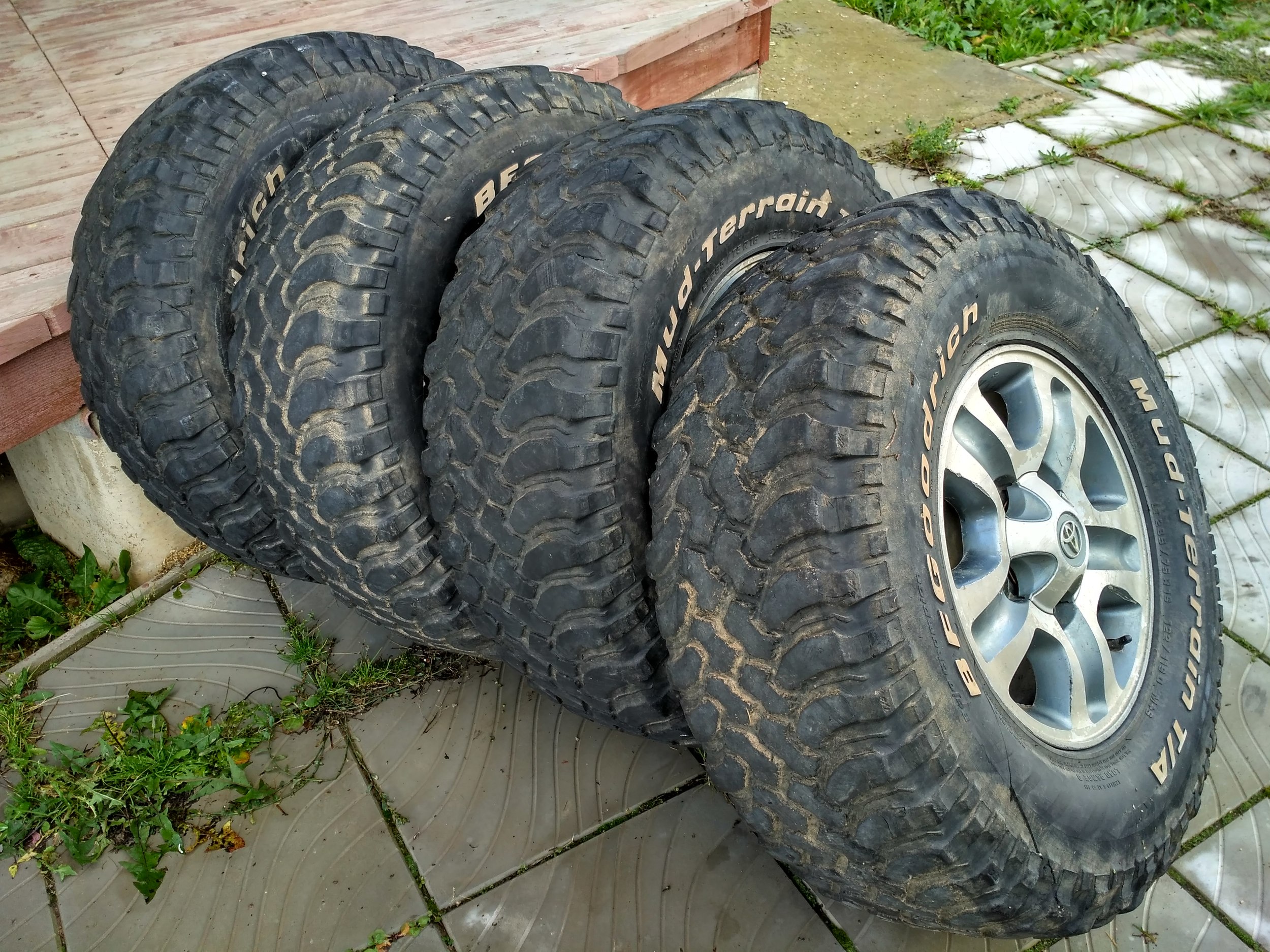 Найди резину. 285. Старые покрышки. Найди резину. Найди резину.