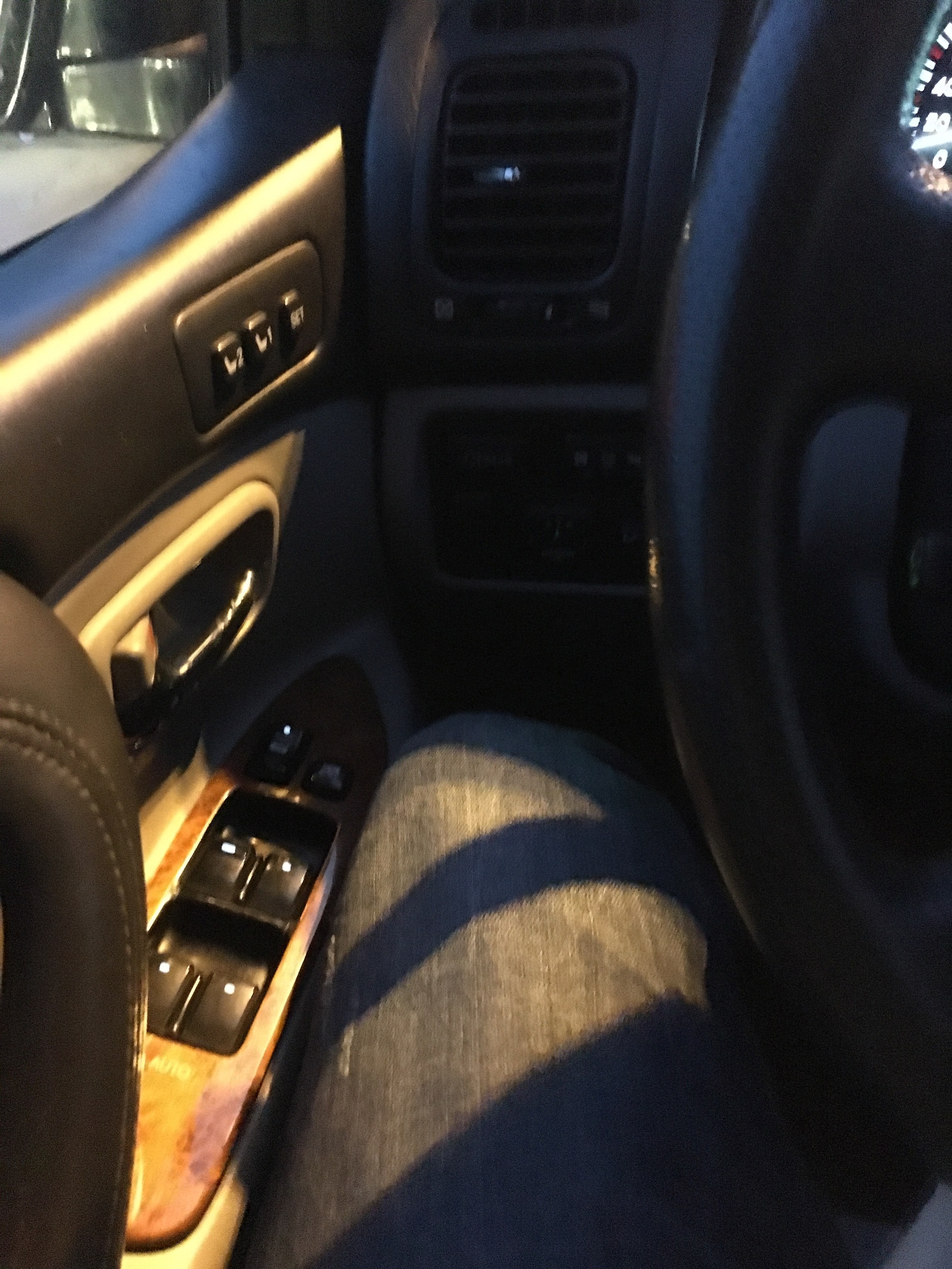 При замене лампочки замкнул +и -) не горит подсветка кнопок в климате ...