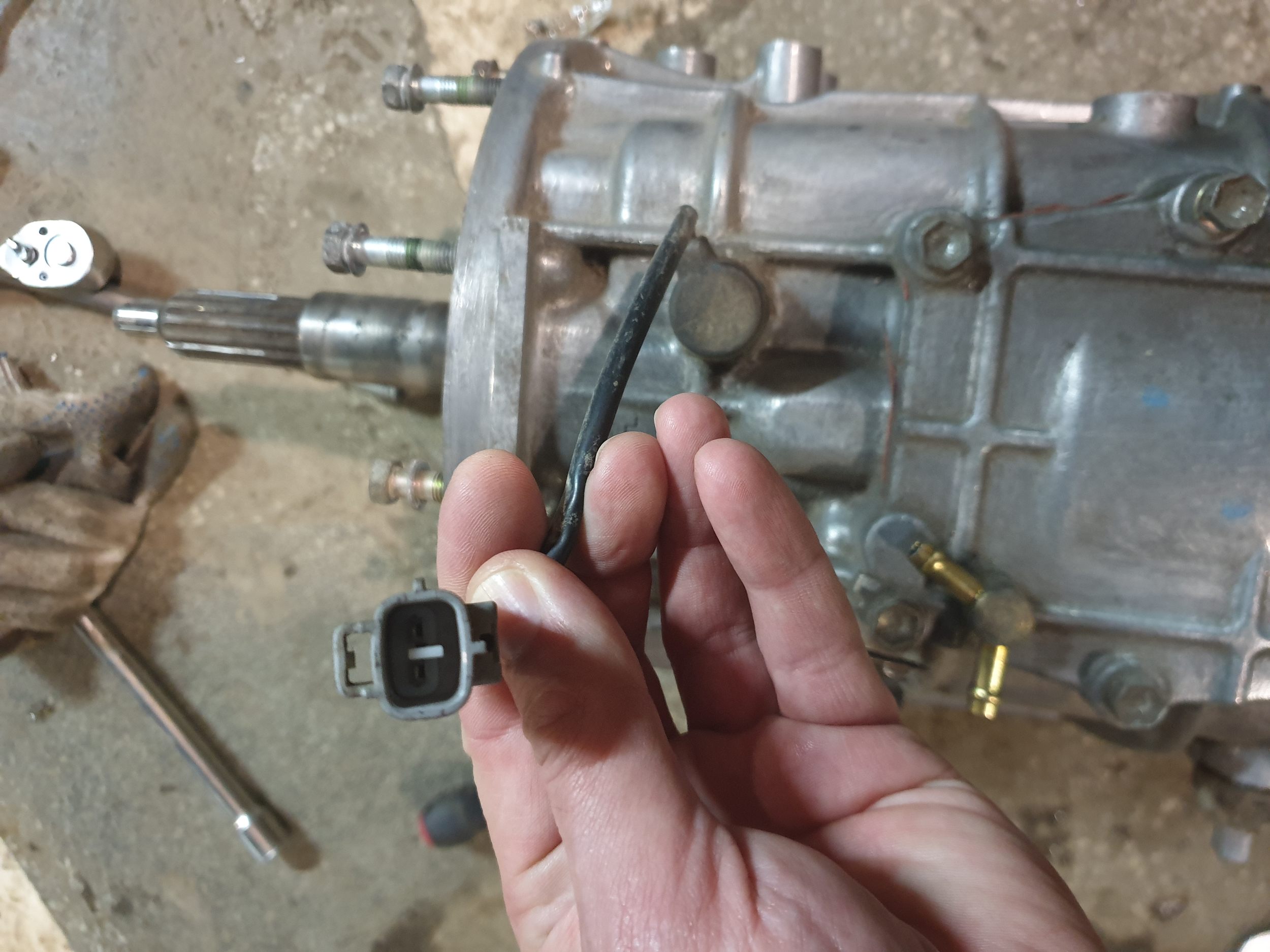 Какой датчик на мкпп. Датчик скорости лансер 9 акпп. Датчик коробки передач рено меган 1. Какой датчик на мкпп. 4 кпп схема.