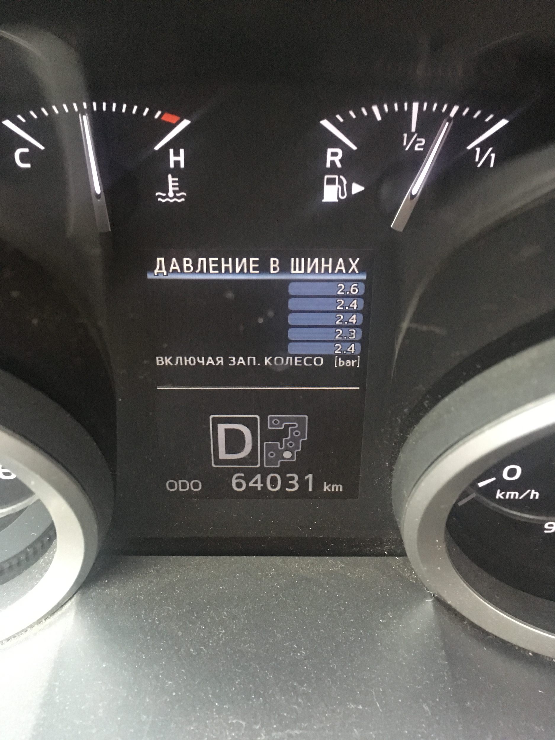 Lexus давление в шинах. Датчик давления в шинах Lexus lx570. Давление в шинах ленд Крузер 200. Датчик давления шин лх570. Лексус 570 датчики давления в шинах.