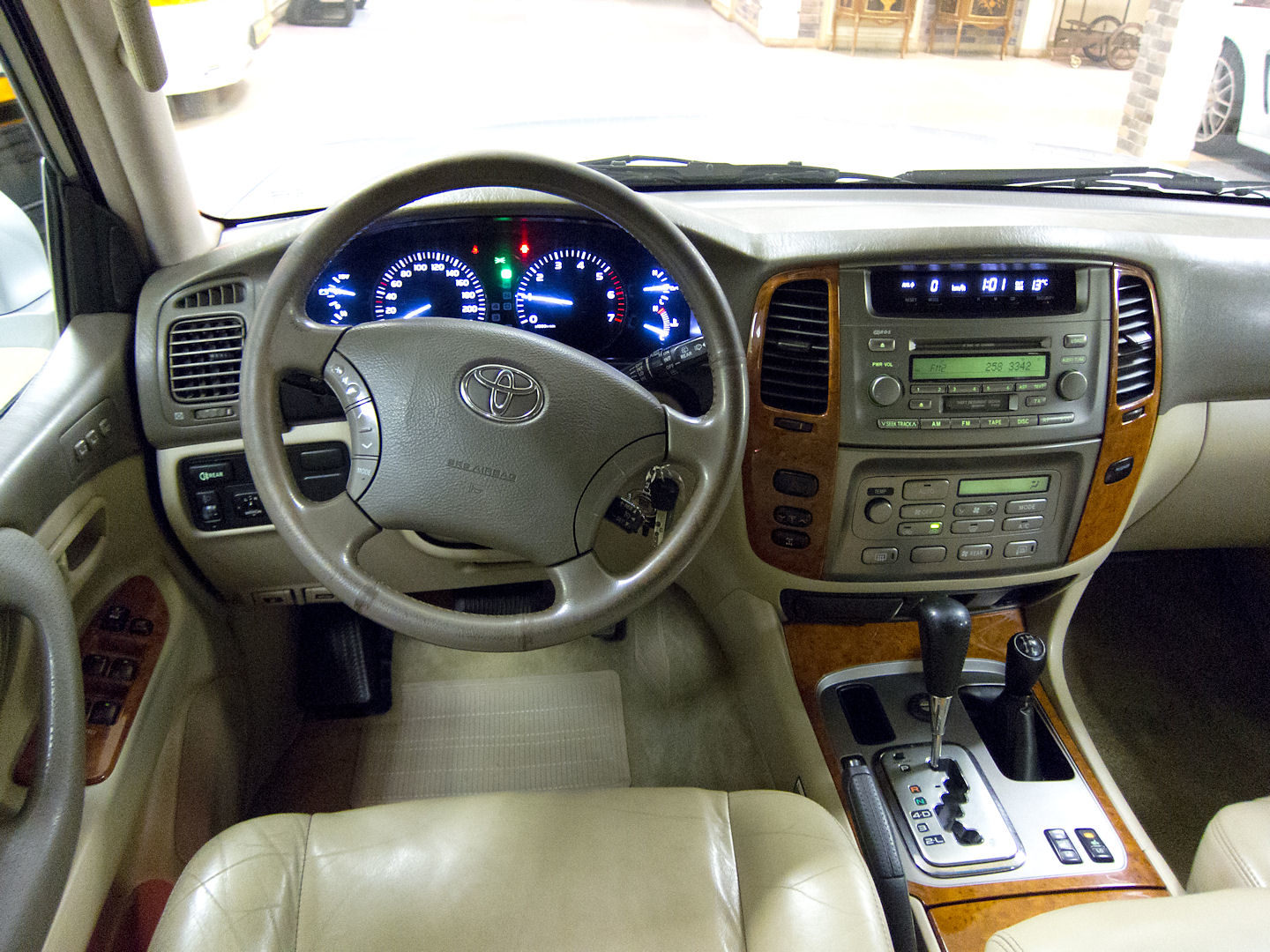 Toyota land cruiser салон фото