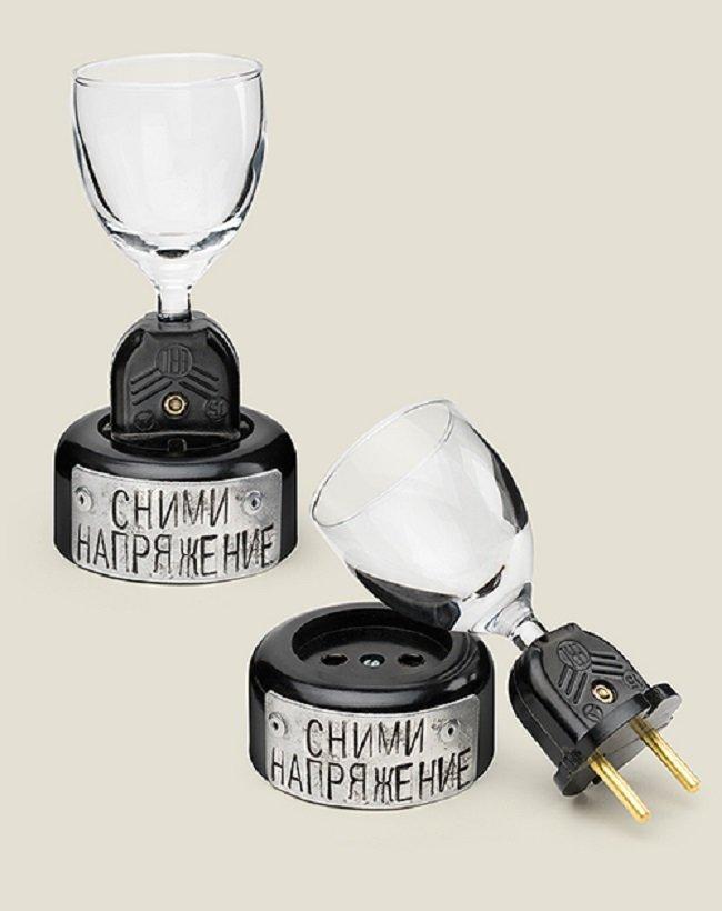 Рюмка электрика. Стопка розетка. Стопки в виде лампочек. Розетка вилка рюмка. Рюмка сними напряжение.