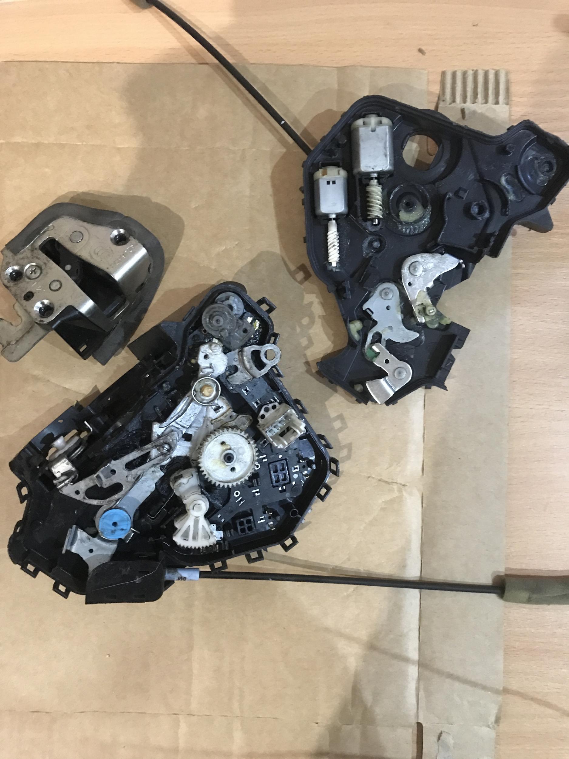 Замок передней водительской двери Toyota Land Cruiser 150