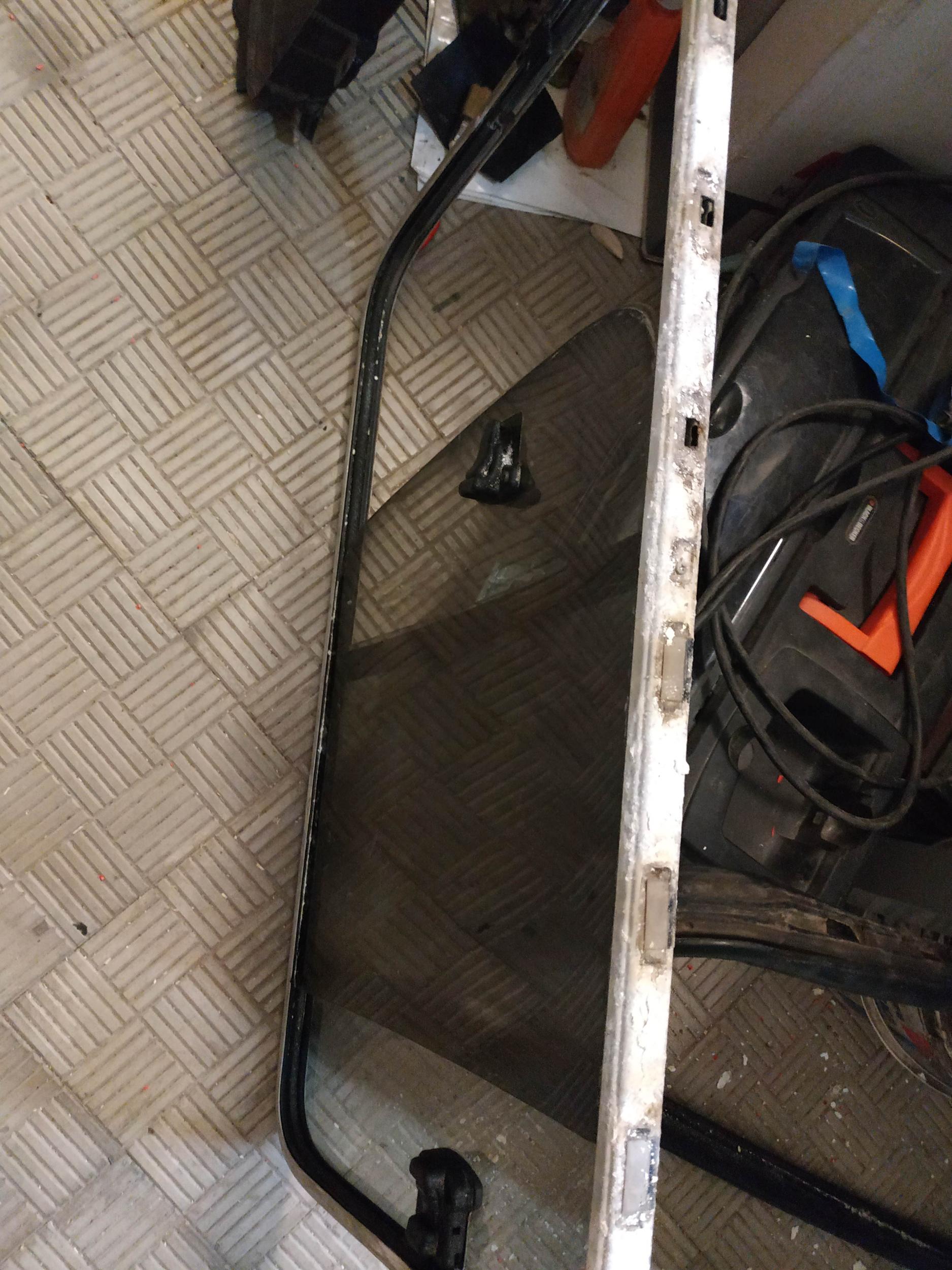 Чем очистить окись с алюминиевой рамки сдвижных окон багажника? - Тех ...