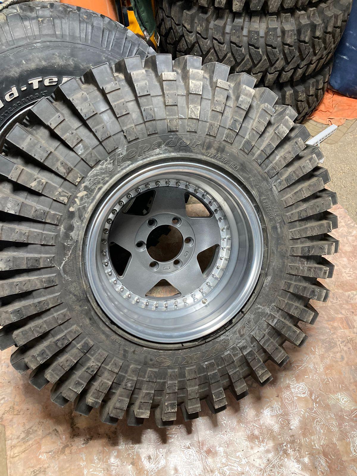 Продам новые maxxis trepador 37х12.5х16 на трехсоставной ковке с трубой ...