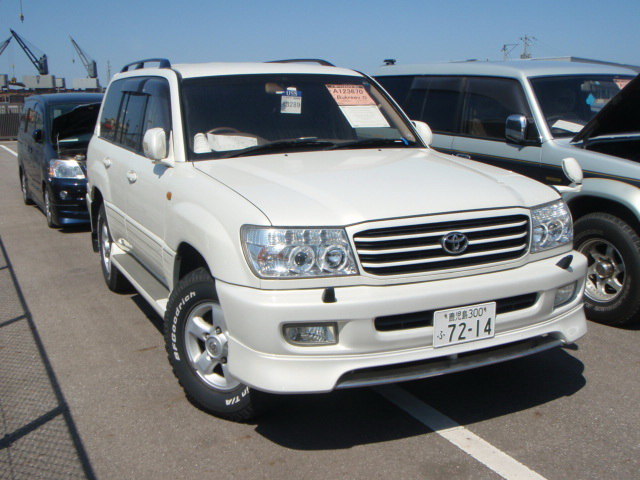 Купить документы крузер. Toyota Land Cruiser 100. Land Cruiser 100 белый. Land Cruiser 100 1999. Тойота ленд Крузер 100 1999 года.
